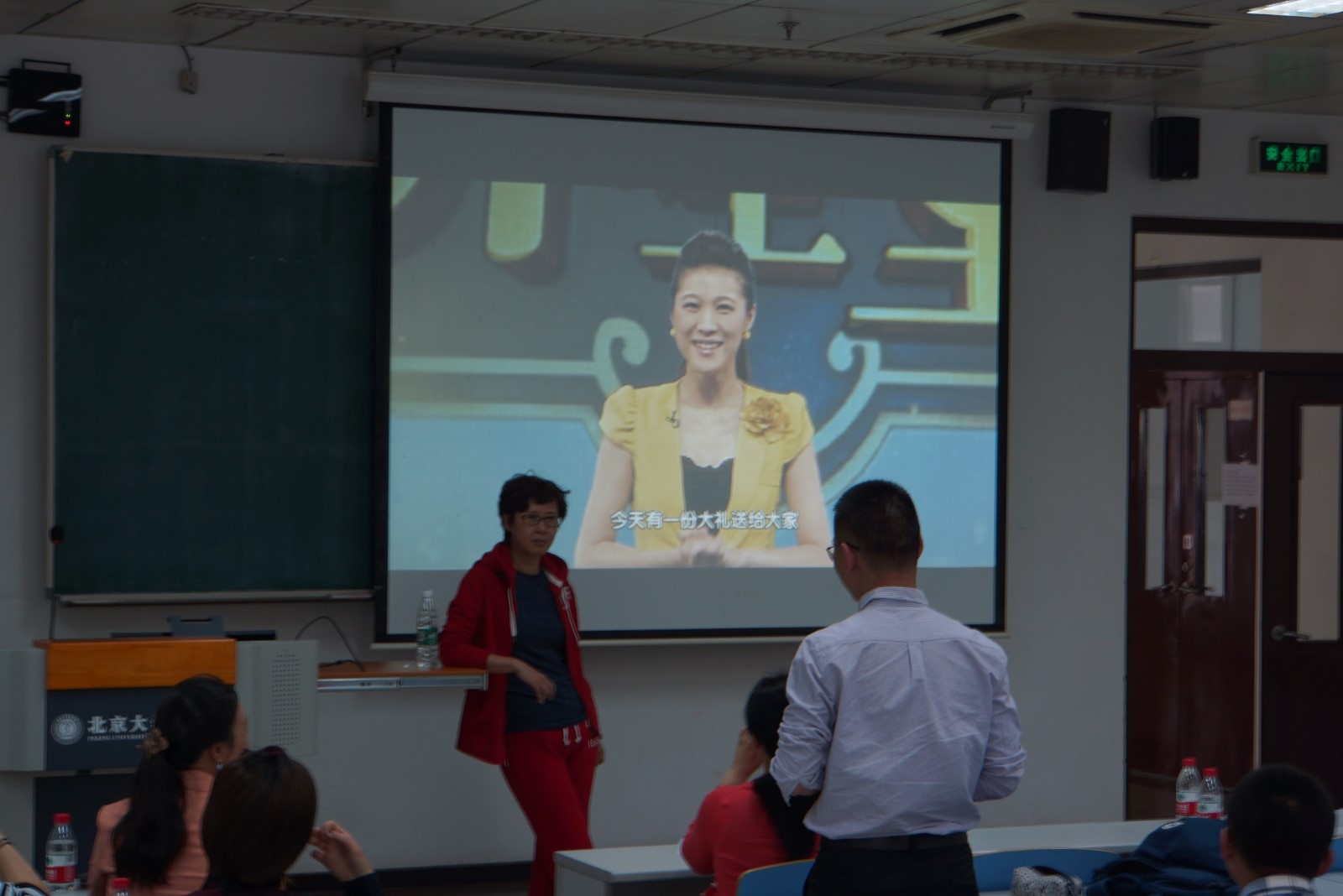 余燦清副教授與王麗女士探討醫學科普的科學性.JPG 余燦清副教授與王麗女士探討醫學科普的科學性.JPG